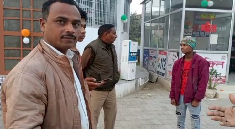 रायबरेली-मोबाइल चोर को पकड़कर किया गया पुलिस के हवाले