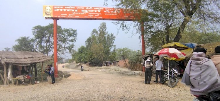 Raibareli-रोड पर पड़े बोल्डर से होकर लगभग 1200 बच्चे देंगे परीक्षा