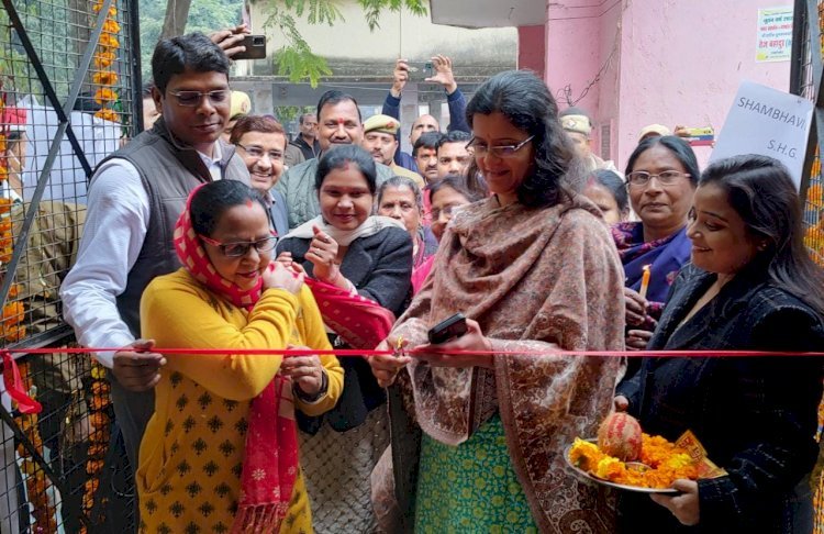 Raibareli-डीएम ने कलेक्ट्रेट में विक्रय केन्द्र का किया उद्घाटन