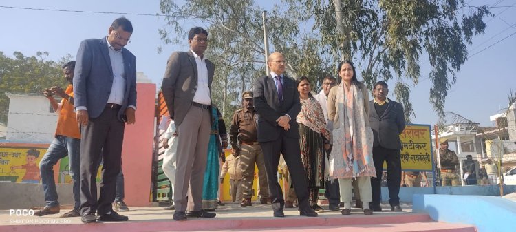Raibareli-नोडल अधिकारी ने नवग्रह वाटिका व अमृत सरोवर का किया निरीक्षण