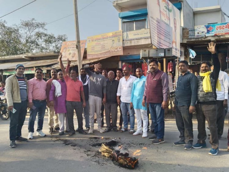 Raibareli-सरेनी चौराहे पर फूंका गया स्वामी प्रसाद मौर्य का पुतला*