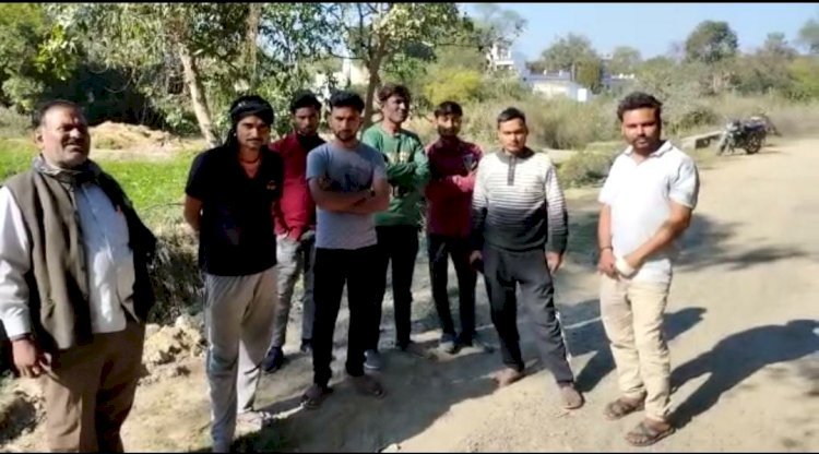 Raibareli-खराब सड़क से परेशान ग्रामीण भड़के, विरोध प्रदर्शन किया*