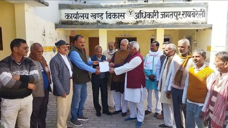 Raibareli-आवारा मवेशियों से निजात के लिए खंड विकास अधिकारी को दिया गया ज्ञापन *