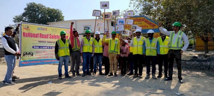 Raibareli-ग्रामीणों व राहगीरों को सड़क सुरक्षा की दी गई जानकारी