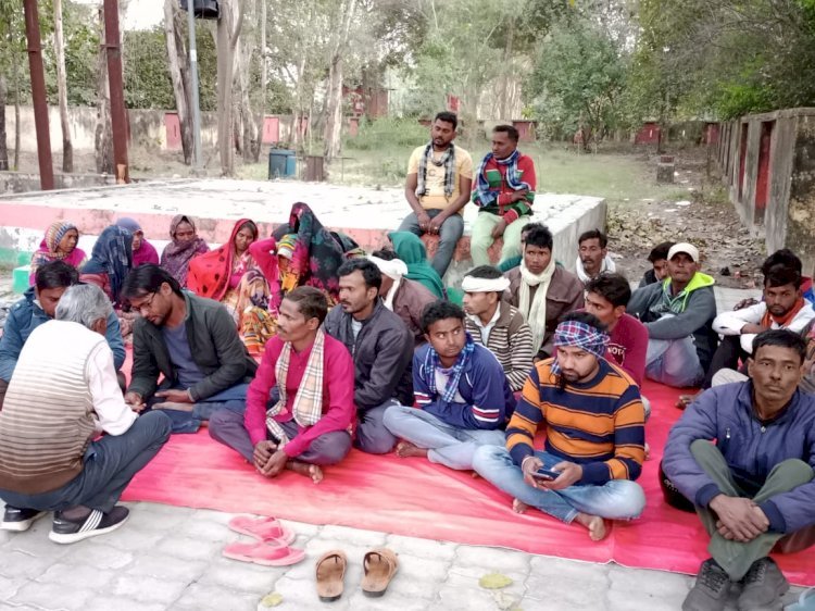 रायबरेली-चारा भूसा वा मजदूरों की मजदूरी ना मिलने से नाराज गौ सेवक अनुज उपाध्याय ब्लॉक में धरने पर बैठे,,,?