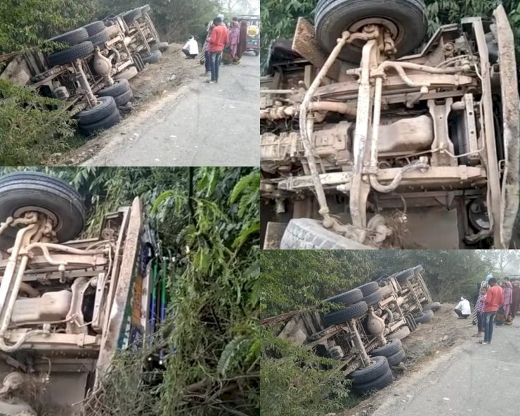 Rainareli-पुलिया में रेलिंग ना होने के चलते तालाब में पलटा ट्रक चालक घायल