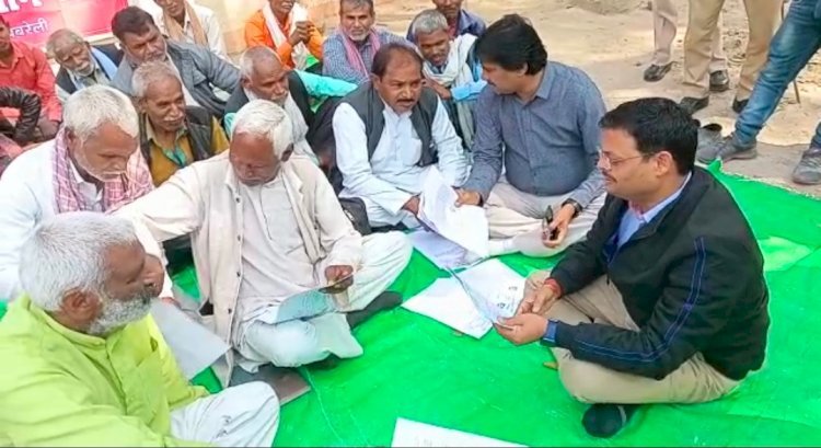 Raibareli-आखिर कौन अधिकारी है कुर्सी के बजाए अब जमीन पर  बैठकर अधिकारी सुन रहे फरियाद,पढिये खबर