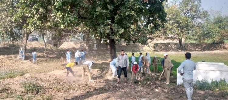 Raibareli-निरंकारी मिशन के सेवादारों द्वारा चलाया गया तालाब सफाई अभियान।