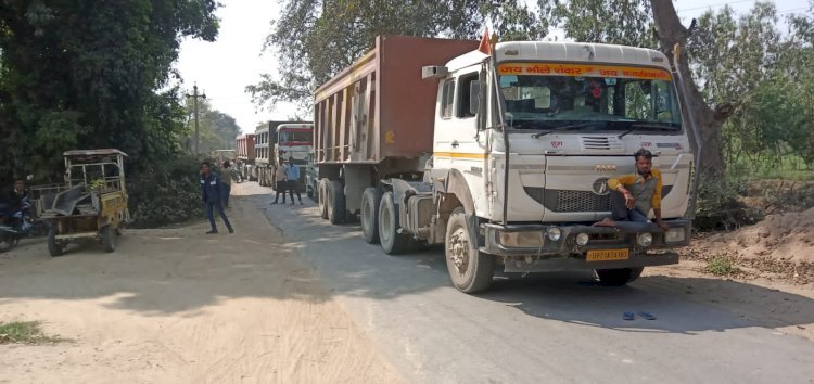 रायबरेली-गंगा एक्सप्रेस वे निर्माण में लगी बड़ी गाड़ियों से ग्रामीण परेशान किया चक्का जाम,,,