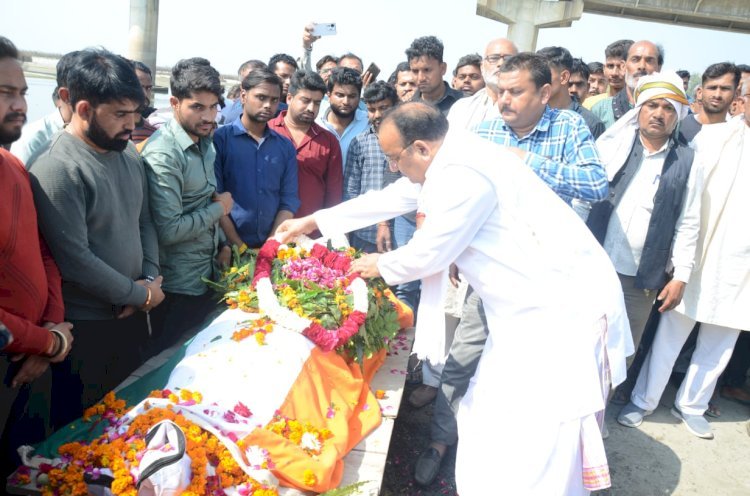 Raibareli-उद्यानमंत्री दिनेश प्रताप सिंह ने गेगासो घाट पर सिपाही राघवेन्द्र सिंह को अर्पित की  श्रद्धांजलि