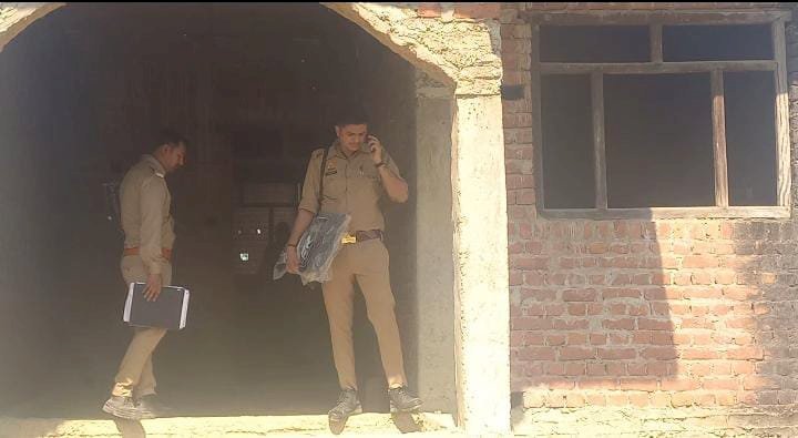 रायबरेली- बी एन मौर्य के घर के पीछे एक निर्माणाधीन घर के अंदर मिला युवक का शव, हड़कंप