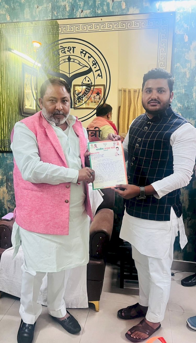 Raibareli-युवा मोर्चा उपाध्यक्ष राघवेन्द्र सिंह ने डलमऊ से रायबरेली मार्ग हेतु बस चलाने के लिये सौंपा ज्ञापन -