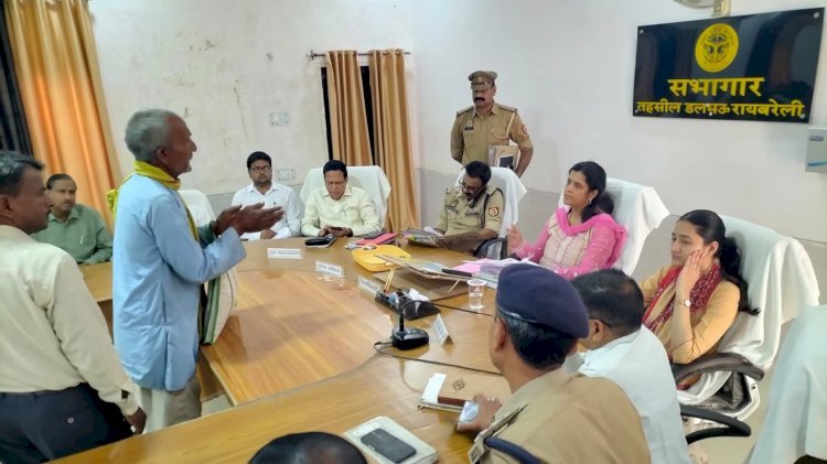 Raibareli-डीएम ने संपूर्ण समाधान दिवस में लोगों की समस्याओं को सुना, निस्तारण के दिये निर्देश