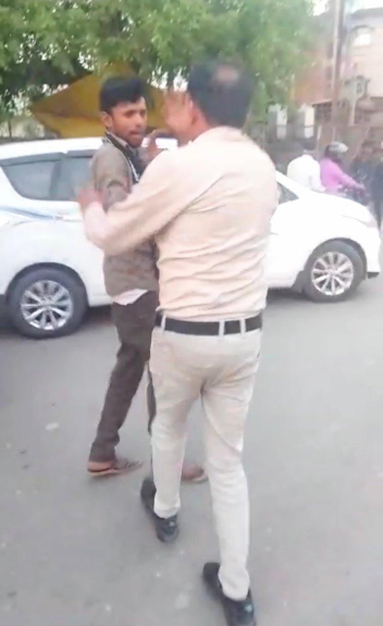 रायबरेली-दबंग ग्राम प्रधान को नही रहा पुलिस का भय,बीच चौराहे पर थप्पड़ों से जमकर पीटा