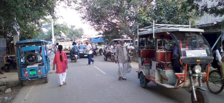Raibareli-राहगीरों के लिए परेशानी का सबब बन रहे सड़क किनारे आड़े-तिरछे बेतरतीब ढंग से खड़े वाहन*