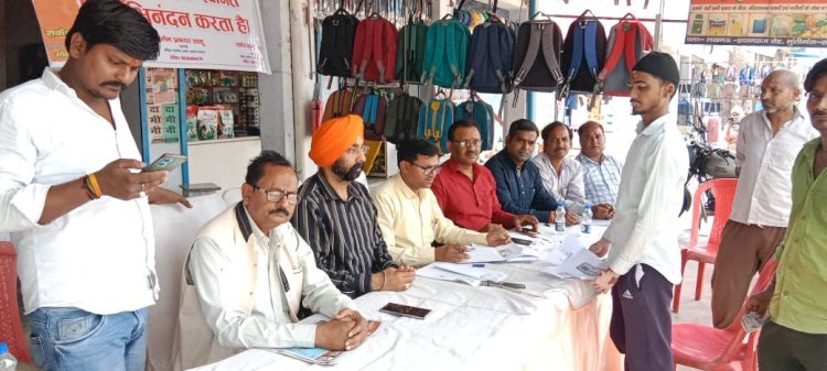 Raibareli-व्यापार मंड़ल के पदाधिकारियों द्वारा कैम्प लगाकर बनवाये गये लाइसेंस