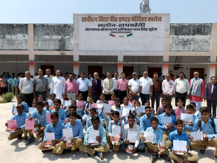 Raibareli-सर्वोदय विद्यापीठ इंटर कॉलेज मैं बच्चों को अंक पत्र वितरित किया गया।