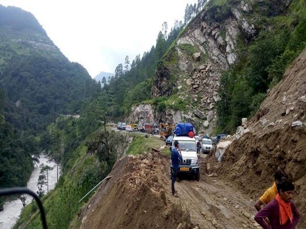 गंगोत्री नेशनल हाइवे के निर्माण में आई अड़चन, ग्लेशियर लेडी ने पेड़ काटे जाने पर SC में दी PIL