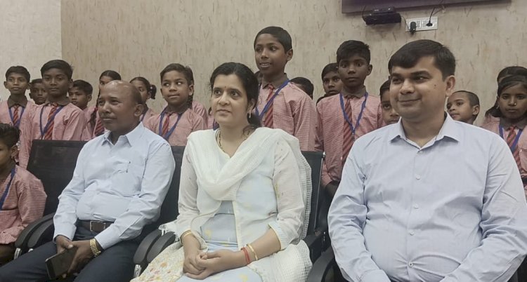 Raibareli-जिलाधिकारी का मानवीय चेहरा स्कूली छात्र छात्राएं मिलकर हुए खुश।*
