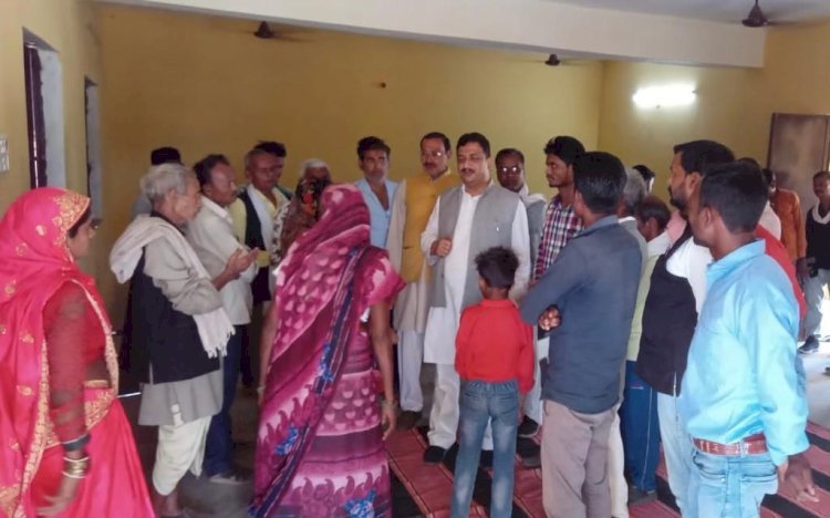 रायबरेली: कांग्रेसी नेता ने गांव में लगाई चौपाल सुनी समस्याएं