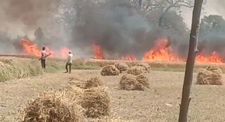 Raibareli-ट्रांसफार्मर से निकली चिंगारी ने मचायी तबाही,साढ़े पांच बीघे गेहूं की फसल जलकर हुई राख*