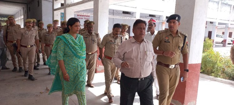 Raibareli-जिला मजिस्ट्रेट ने सलोन में मतगणना स्थल व पोलिंग बूथ का निरीक्षण कर व्यवस्थाओं का लिया जायजा