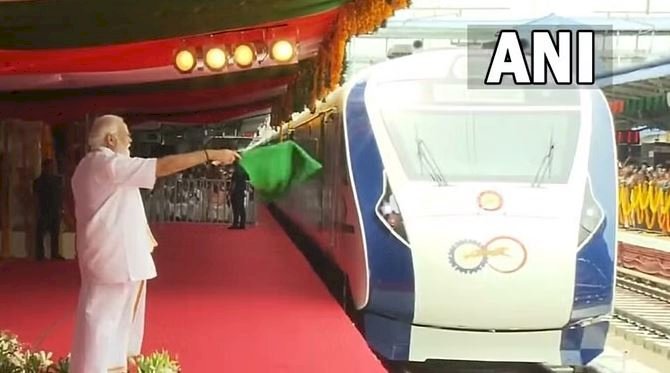 पीएम मोदी ने तिरुवनंतपुरम में वंदे भारत एक्सप्रेस ट्रेन को किया फ्लैग ऑफ, कहा- पिछले 9 वर्षों में हुए अभूतपूर्व कार्य