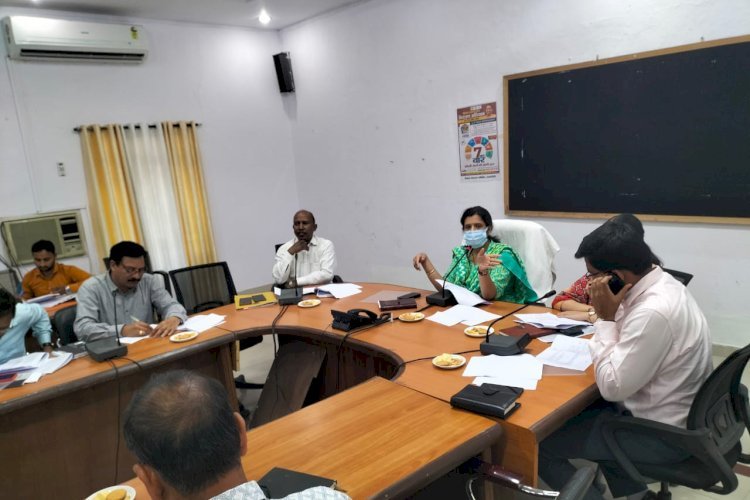 Raibareli-सड़क धसने की घटना पर जिम्मेदार कार्मिक के विरूद्ध कार्यवाही करें व जूनियर इंजीनियर से किया जवाब तलब