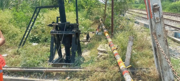 रायबरेली-एक्सप्रेस के आगमन पर कस्बा स्थित 43 सी रेलवे गेट के फाटक बंद करते समय पीकप ने मारी टक्कर,,,,