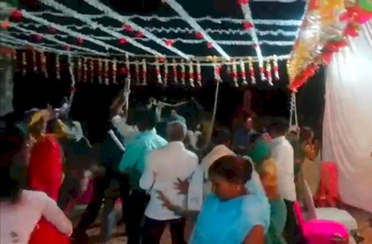 Raibareli-शादी समारोह में जमकर बरसी लाठियां,वीडियो हुआ वायरल