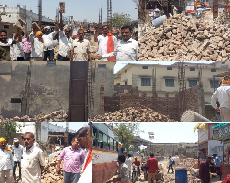 रायबरेली-दशकों पुरानी ईटों से हो रहा बस स्टॉप का निर्माण