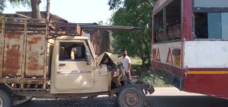 Raibareli-मुसाफिरों को लेकर जा रही रोड़वेज बस में पिकअप ने पीछे से मारी जोरदार टक्कर,एक घायल*