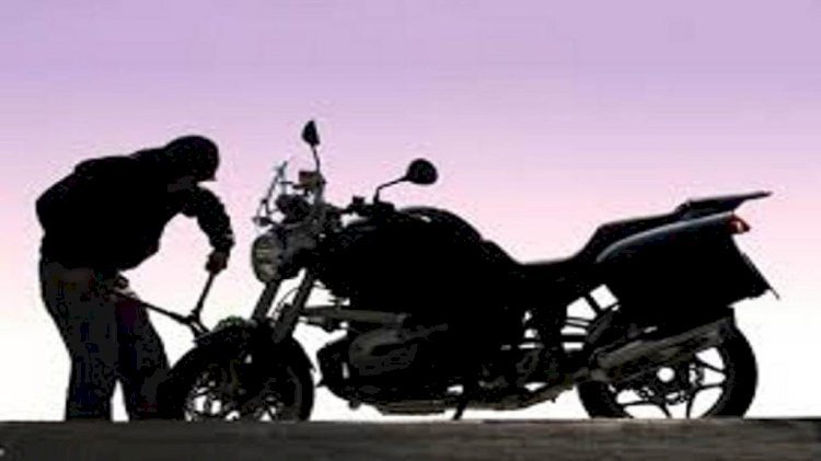 गर्लफ्रेंड को महंगा फोन देने के लिए बन गए लुटेरे, पुलिस ने किया गिरफ्तार