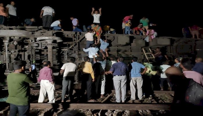मालगाड़ी से टकराई कोरोमंडल एक्सप्रेस, 30 से ज्यादा की मौत, कई घायल, राहत बचाव कार्य जारी