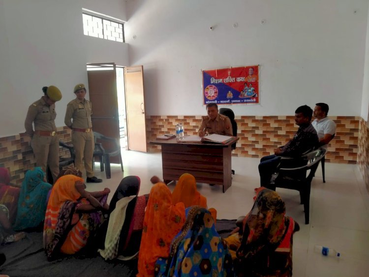 Raibareli-मिशन शक्ति के तहत गांव में चौपाल लगाकर महिलाओं को किया जागरूक