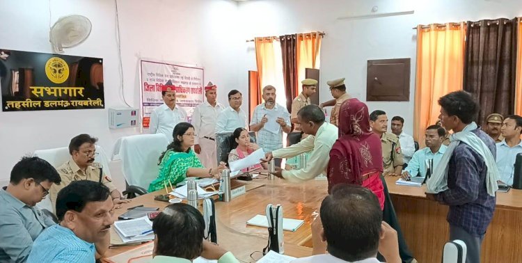 Raibareli-डीएम ने तहसील डलमऊ संपूर्ण समाधान दिवस में लोगों की समस्याओं को सुना, निस्तारण के दिये निर्देश