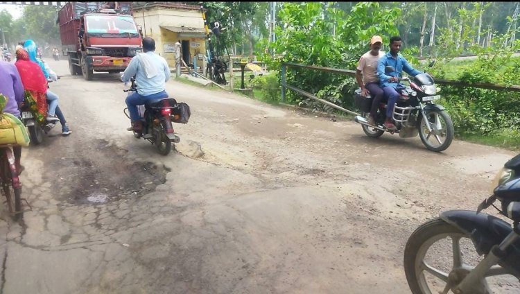 Raibareli-लक्ष्मणपुर रेलवे क्रासिंग का गड्ढा हादसे को दे रहा दावत