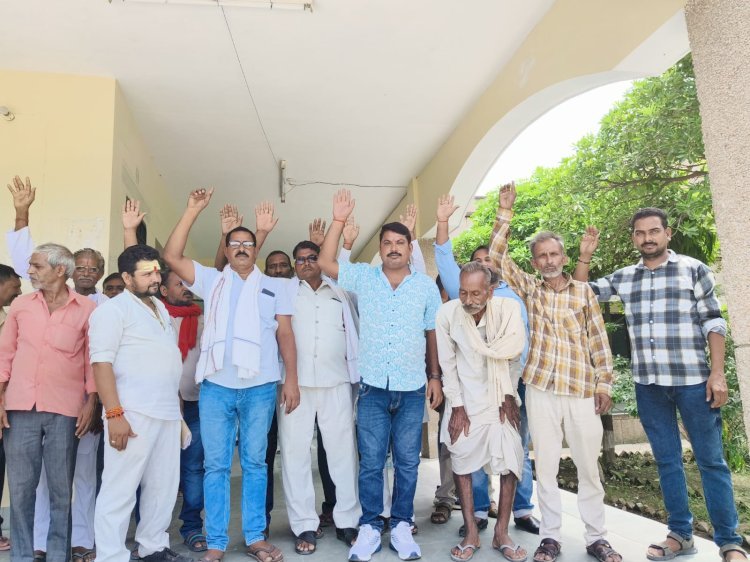 रायबरेली-क्षेत्रीय लेखपाल व राजस्व निरीक्षक द्वारा गलत सीमांकन करने का लगाया आरोप,ग्रामीणों ने किया प्रदर्शन