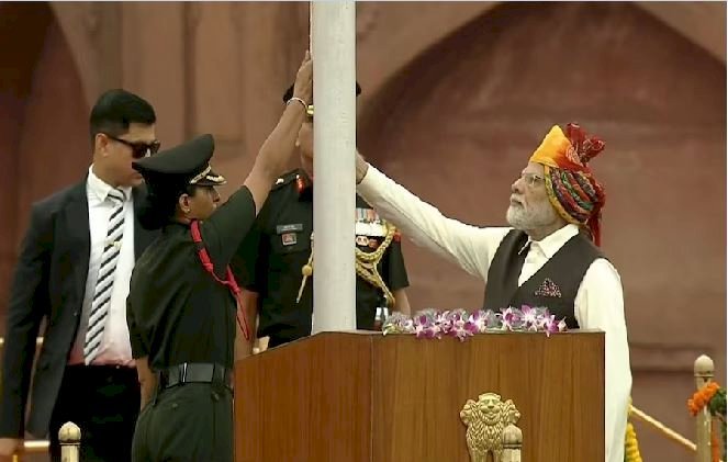 पीएम मोदी ने लालकिले से फहराया तिरंगा, बोले- भारत दुनिया का सबसे बड़ा लोकतंत्र