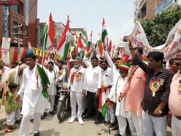 Raibareli-व्यापार मंडल अध्यक्ष विवेक शर्मा के नेतृत्व में निकाली गयी विशाल तिरंगा यात्रा*