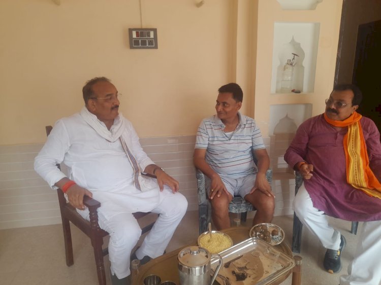 रायबरेली-उद्यान मंत्री दिनेश प्रताप सिंह यात्रा के तीसरे दिन अस्वस्थ चल रहे पूर्व प्रधान के घर पहुंच कर लिया हालचाल,,,,