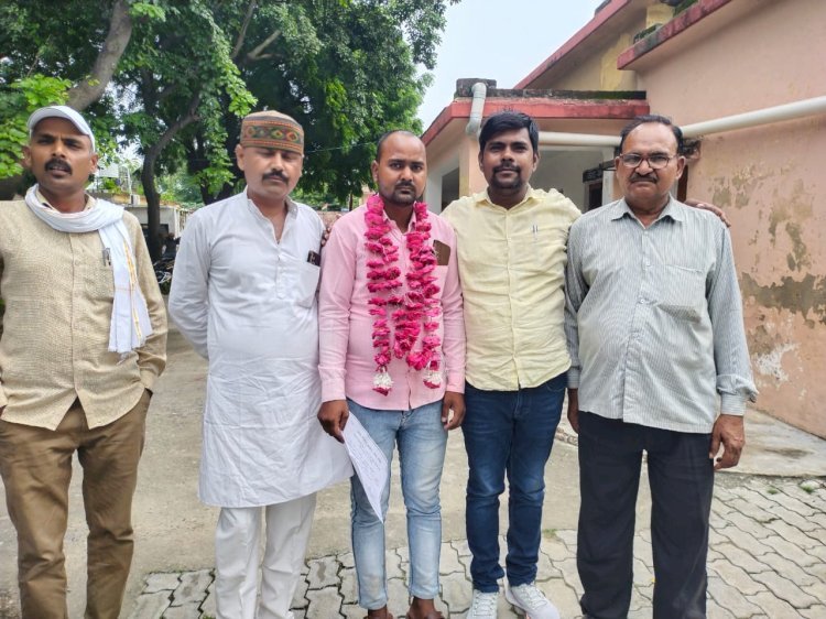 Raibareli-रिटर्निंग ऑफिसर ने प्रधान पद के लिए निर्विरोध निर्वाचित हुए सौरभ मौर्य को जीत का प्रमाण पत्र दिया।