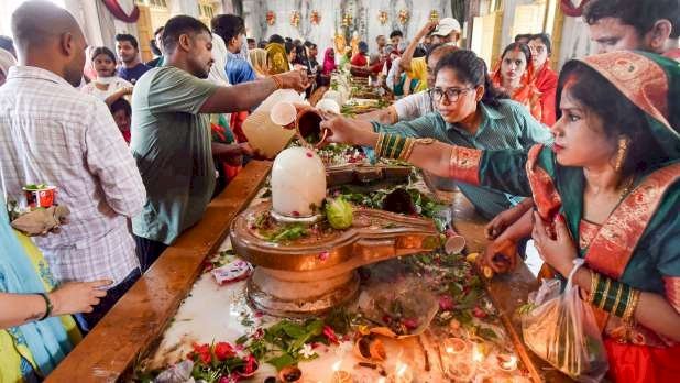 सावन का अंतिम सोमवार आज, शिवालयों में उमड़ी भक्तों की भारी भीड़