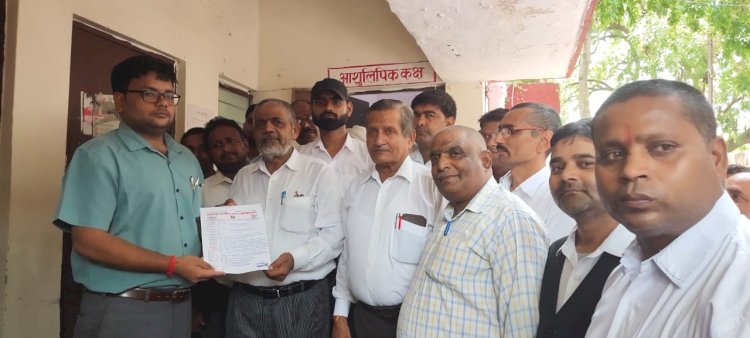 अधिवक्ताओं ने एसडीएम को सौंपा ज्ञापन