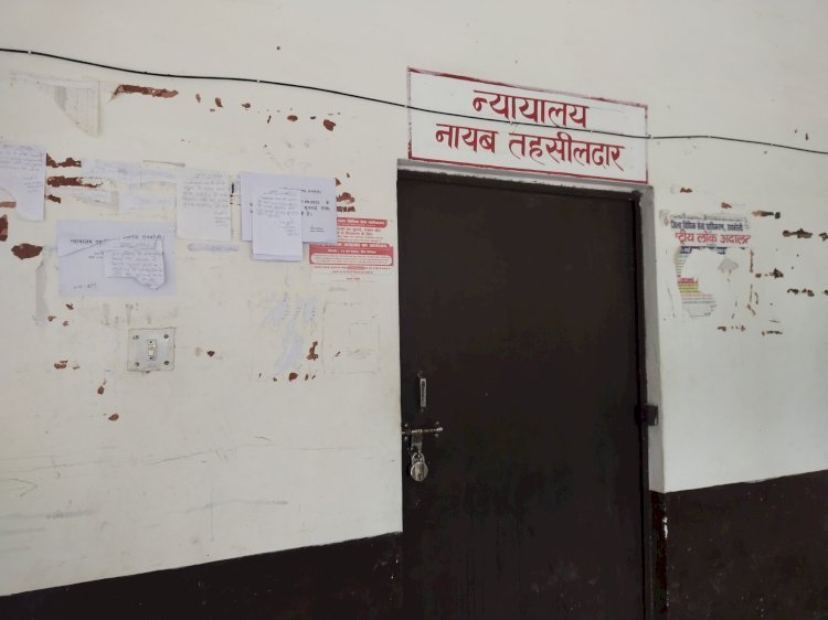 रायबरेली-नायब तहसीलदार न्यायालय में बंद रहा ताला,भटकते रहे वादकारी