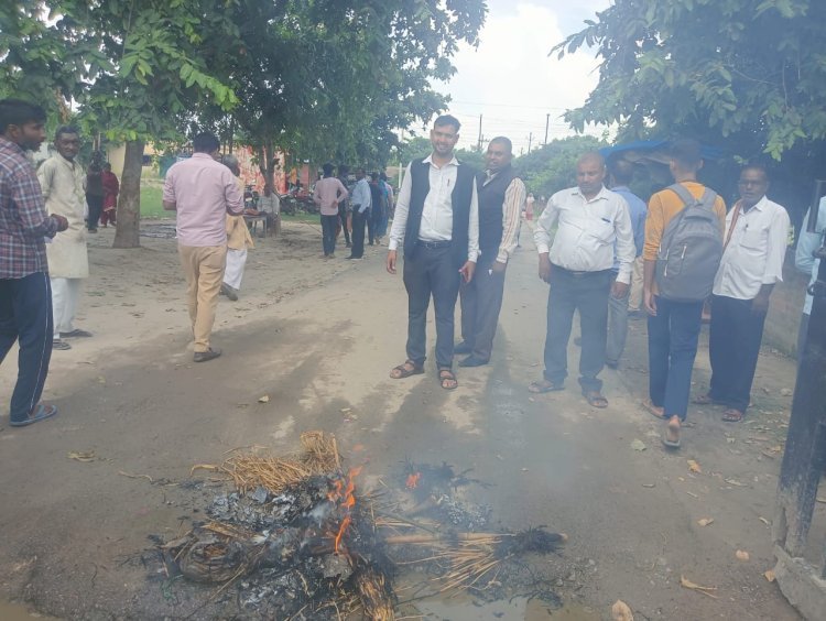 रायबरेली-आक्रोशित वकीलों ने पुलिस महानिदेशक व हापुड़ एसपी का फूंका पुतला,,,,