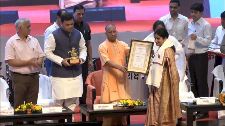 Raibareli-मुख्यमंत्री ने अध्यापिका सविता सिंह को राज्य अध्यापक पुरस्कार से किया सम्मानित