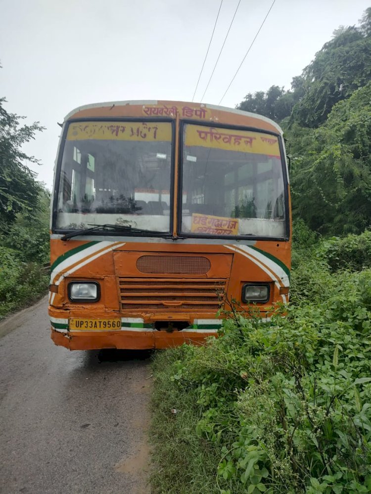 Raebareli: बीच सड़क में फंसी रारबरेली परिवहन की बस 