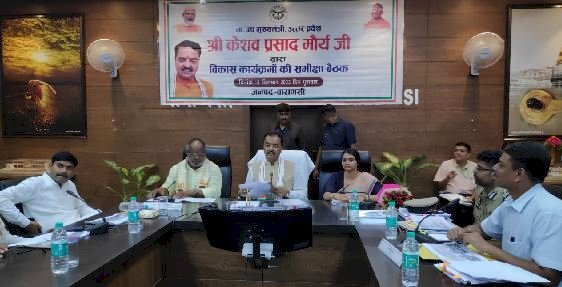 डिप्टी सीएम का यूपी प्रशासन को मंत्र, बोले- “गरीब को छेड़ेंगे नही, माफिया को छोड़ेंगे नहीं”