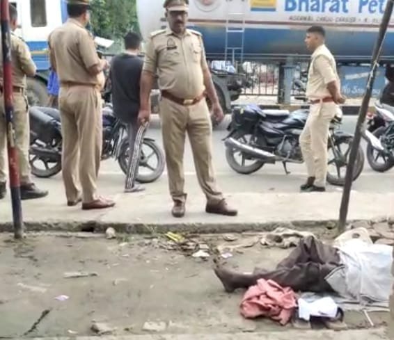 चौकीदार का सड़क किनारे शव मिलने से मचा हडकंप